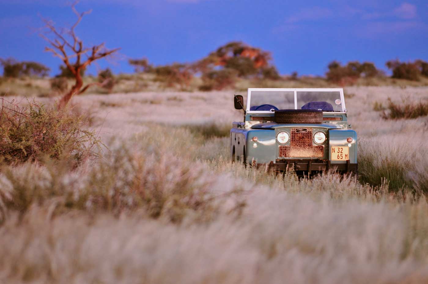 Sundowner bij de jeep in de savanne